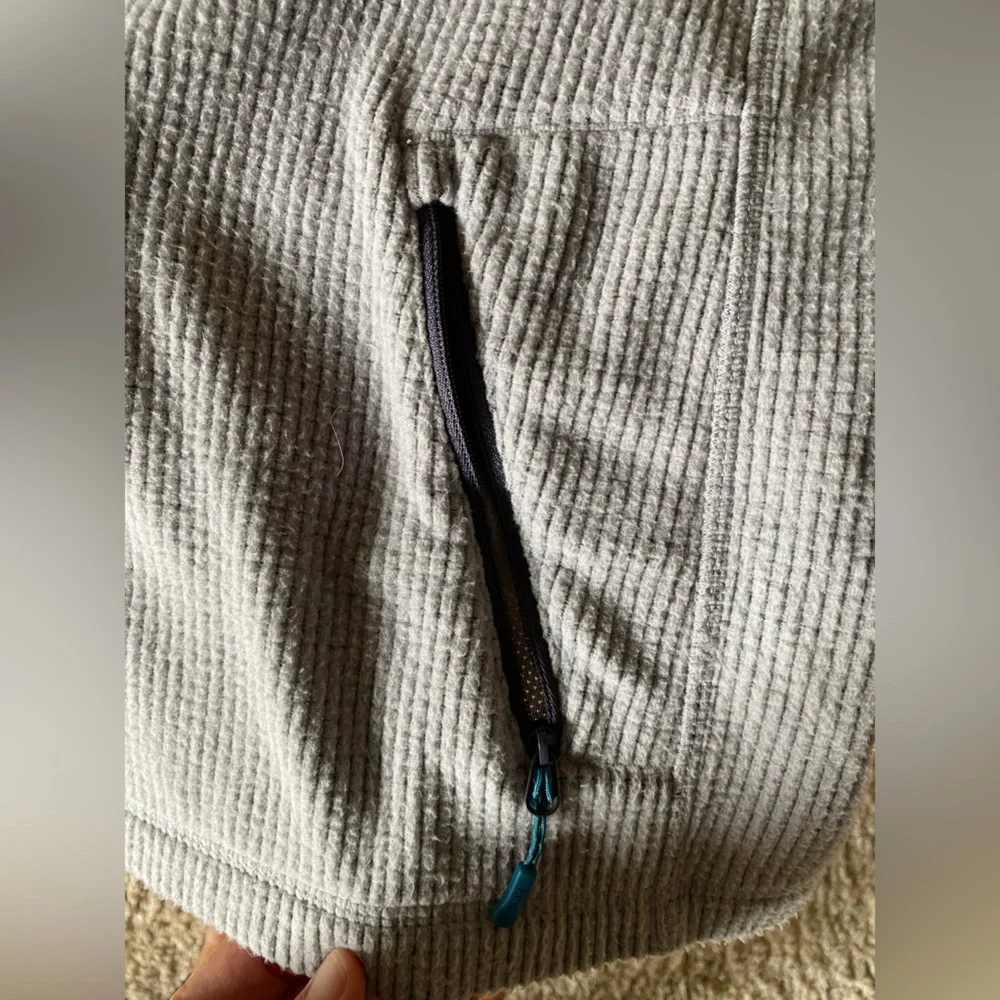 LLBean woman’s fleece pullover with pockets!! - Picture 7 of 7